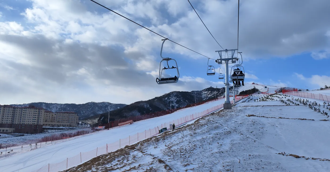山东烟台龙口南山日月湖滑雪场索道 — 1