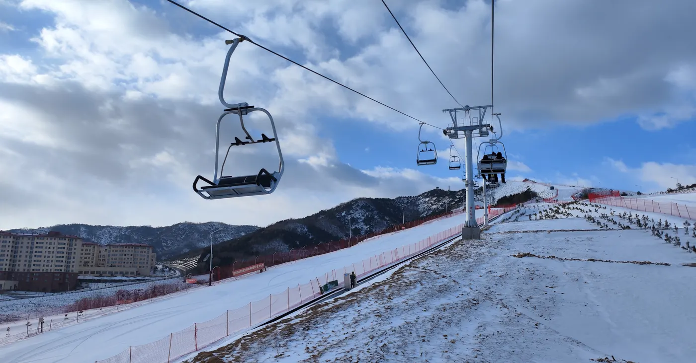 山东烟台龙口南山日月湖滑雪场索道 — 2