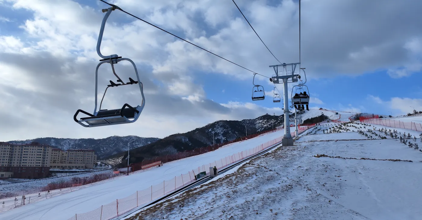 山东烟台龙口南山日月湖滑雪场索道 — 3