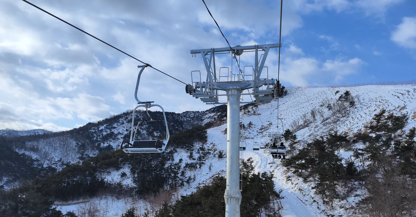 山东烟台龙口南山日月湖滑雪场索道 — 6