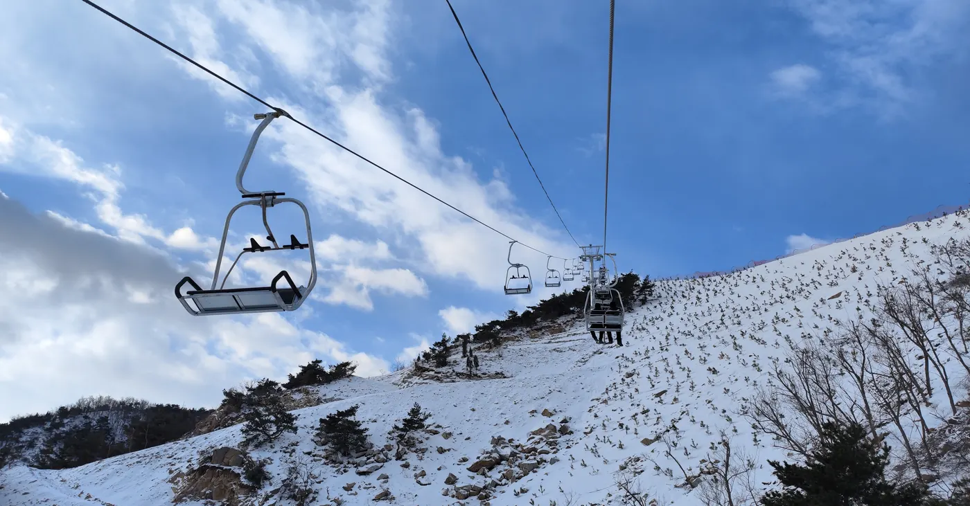 山东烟台龙口南山日月湖滑雪场索道 — 7