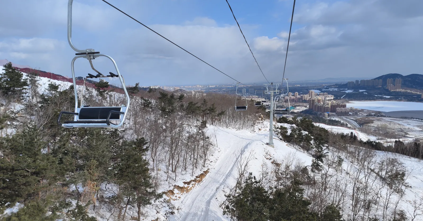 山东烟台龙口南山日月湖滑雪场索道